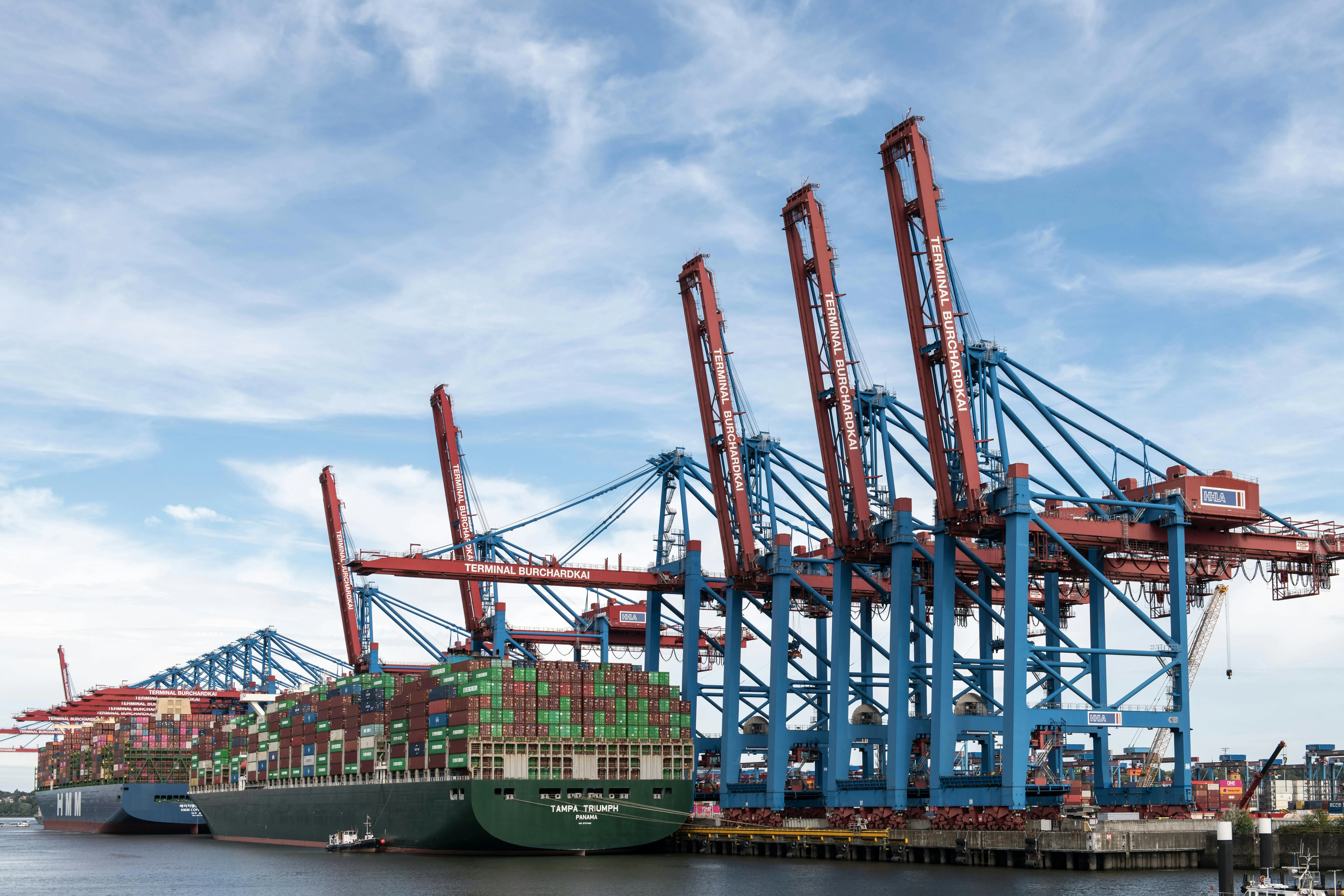 Casos de éxito logístico: cargueros en muelle